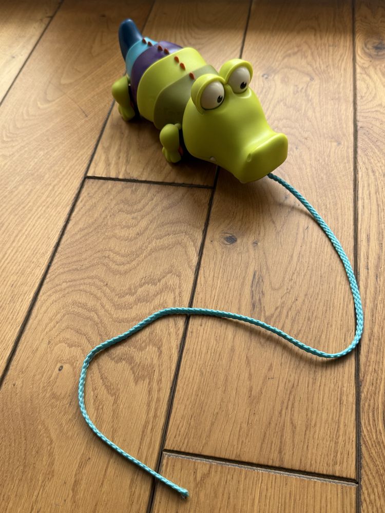 B. Toys krokodyl na sznurku