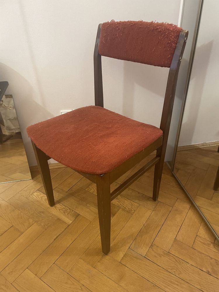 Krzesła prl dwa drewniane komplet czerwona tapicerka do wymiany