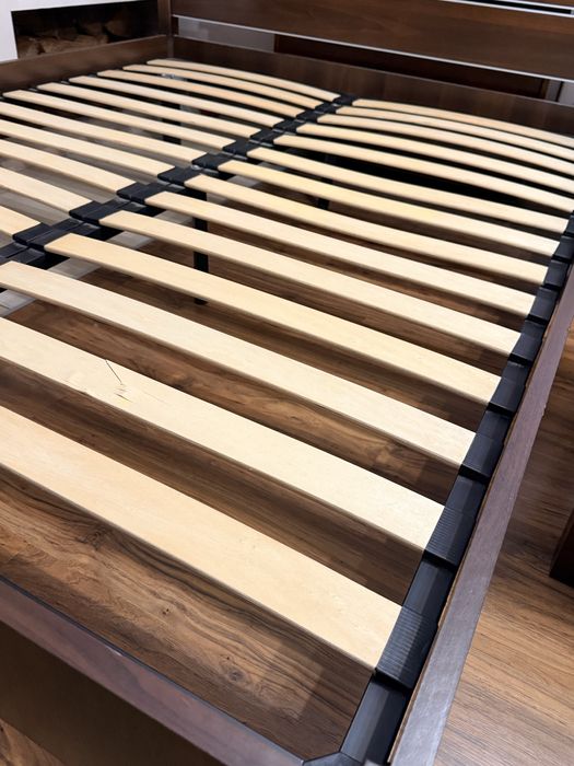 Łóżko z materacem i żebrowaniem