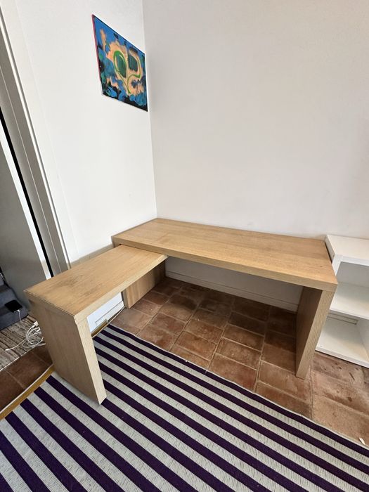 Mesa com armário deslizante