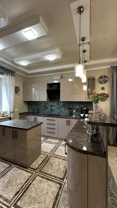 Продається просторий будинок з ландшафтною ділянкою|10 соток|266,6м2