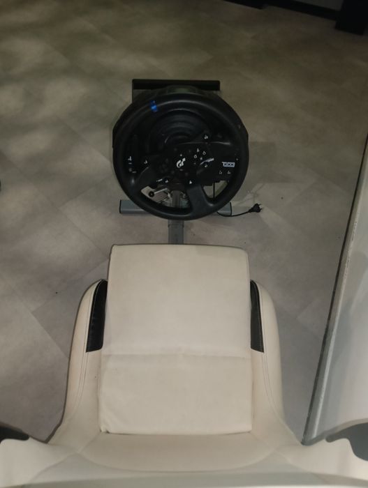 Volante e cadeira PlayStation