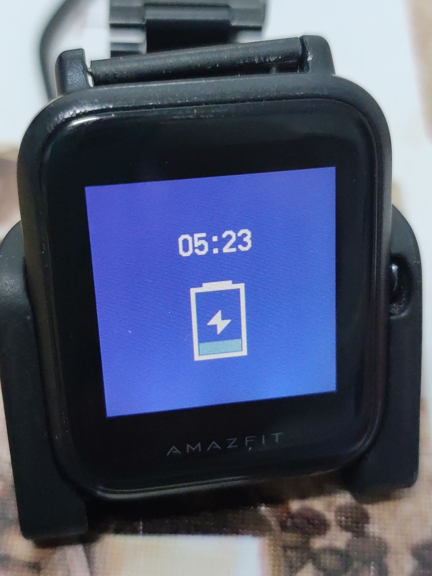 Relógio smartwatch Amazfit Bip com pulseira metálica e carregador