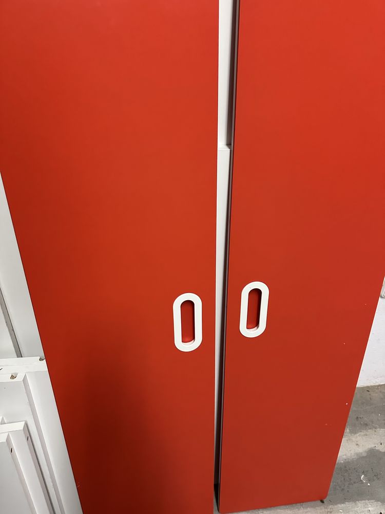 Cama beliche criança Ikea STUVA c/ detalhes em vermelho