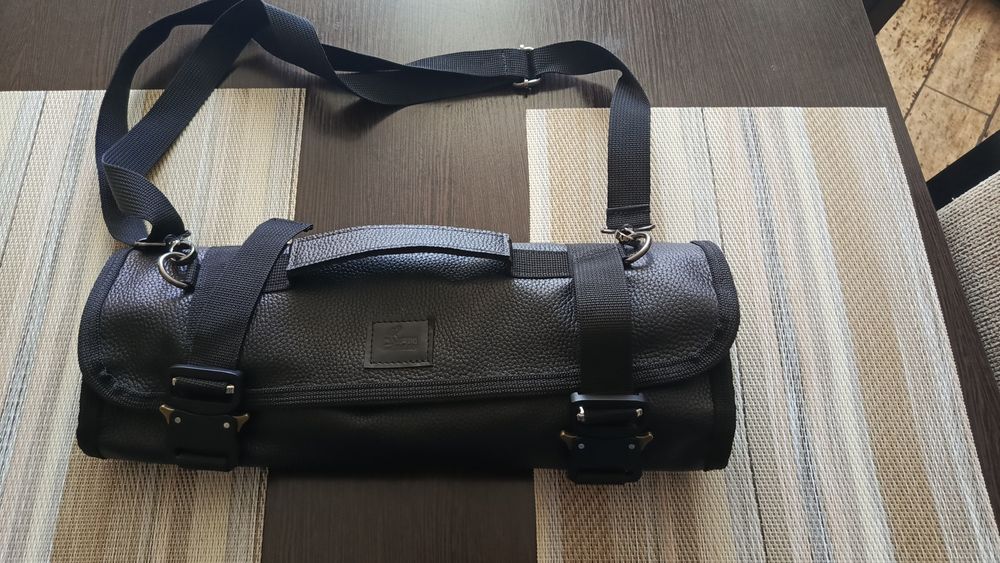 Помічник кухаря. Чудова річь. Шкіряна сумка з сучасними ножами .