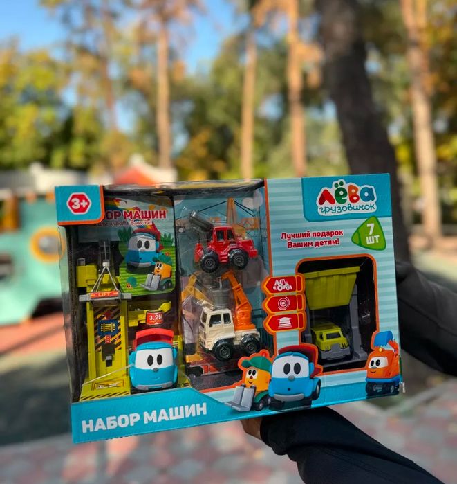 Ігровий набір Гараж Вантажівочка Льова та 7 машинок інерція , мех ліфт