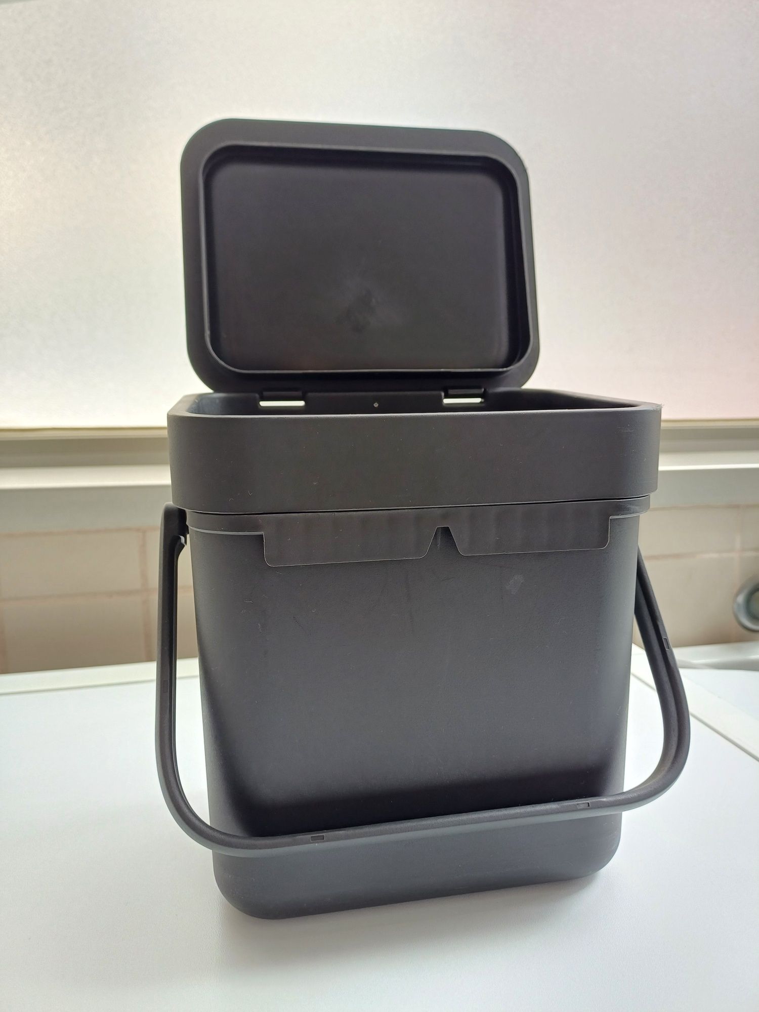 Pequeno balde do lixo da Brabantia, perfeito para resíduos de cozinha