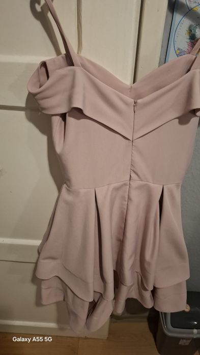 Różowa sukienka off-shoulder – elegancka, falbany – rozmiar m