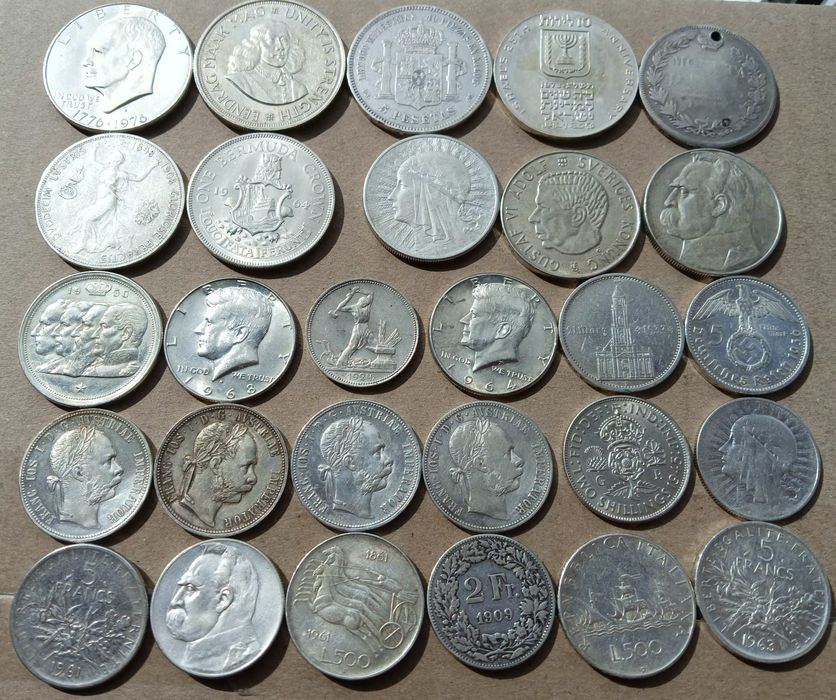 Продам срібні монети великого та середнього розміру