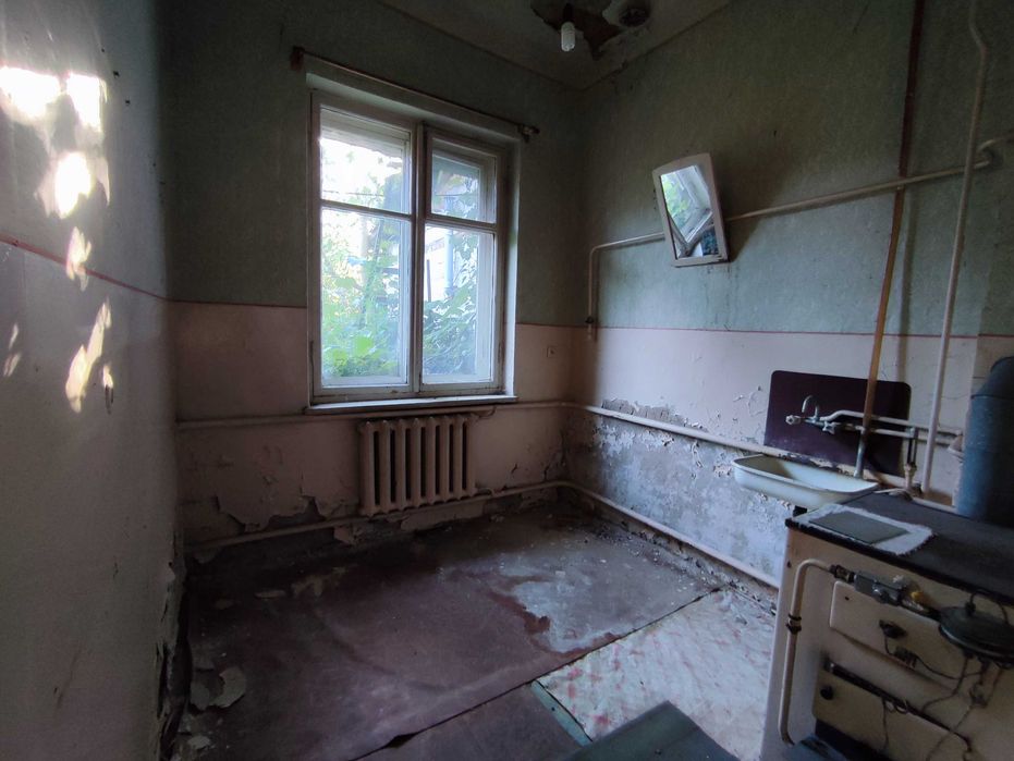 Півбудинка з окремою ділянкою і двором в центрі міста