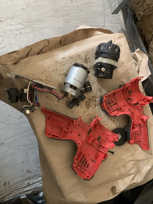 Шуруповерт Milwaukke на запчастини.