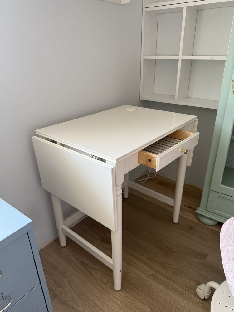 Biurko Ikea Ingatorp z krzesłem oraz szafką z szufladami
