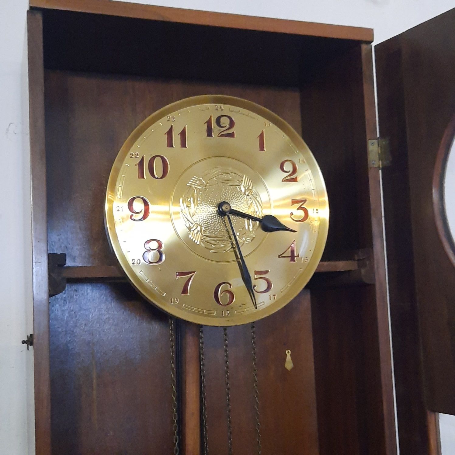 Elegancki zegar podłogowy w stylu Art Deco w orzechu