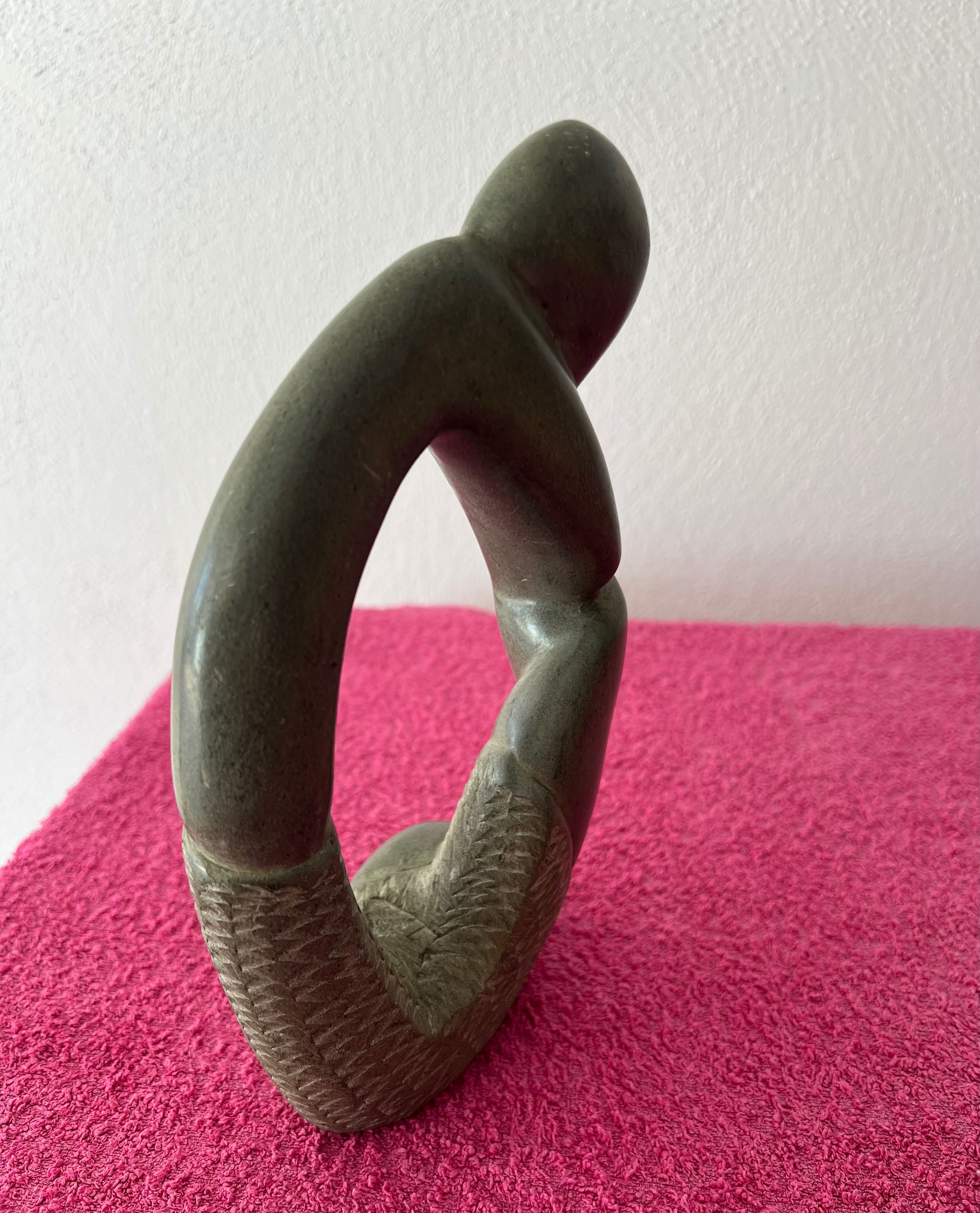 Estatueta em pedra polida (abstrata)