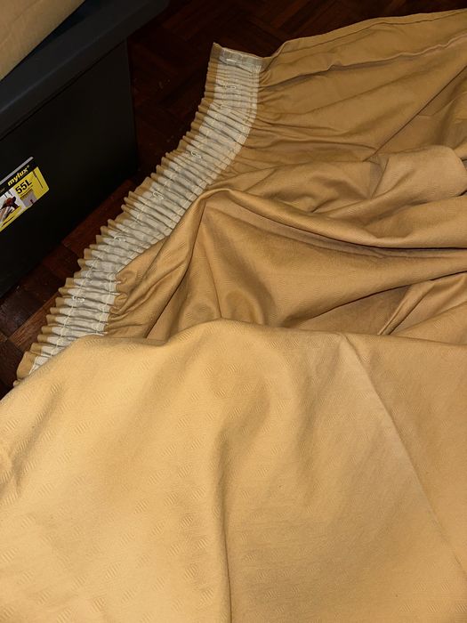 Conjunto 2 cortinas tecido opaco amarelo escuro