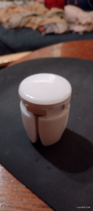 Lampka wkręcana jak żaròwka.