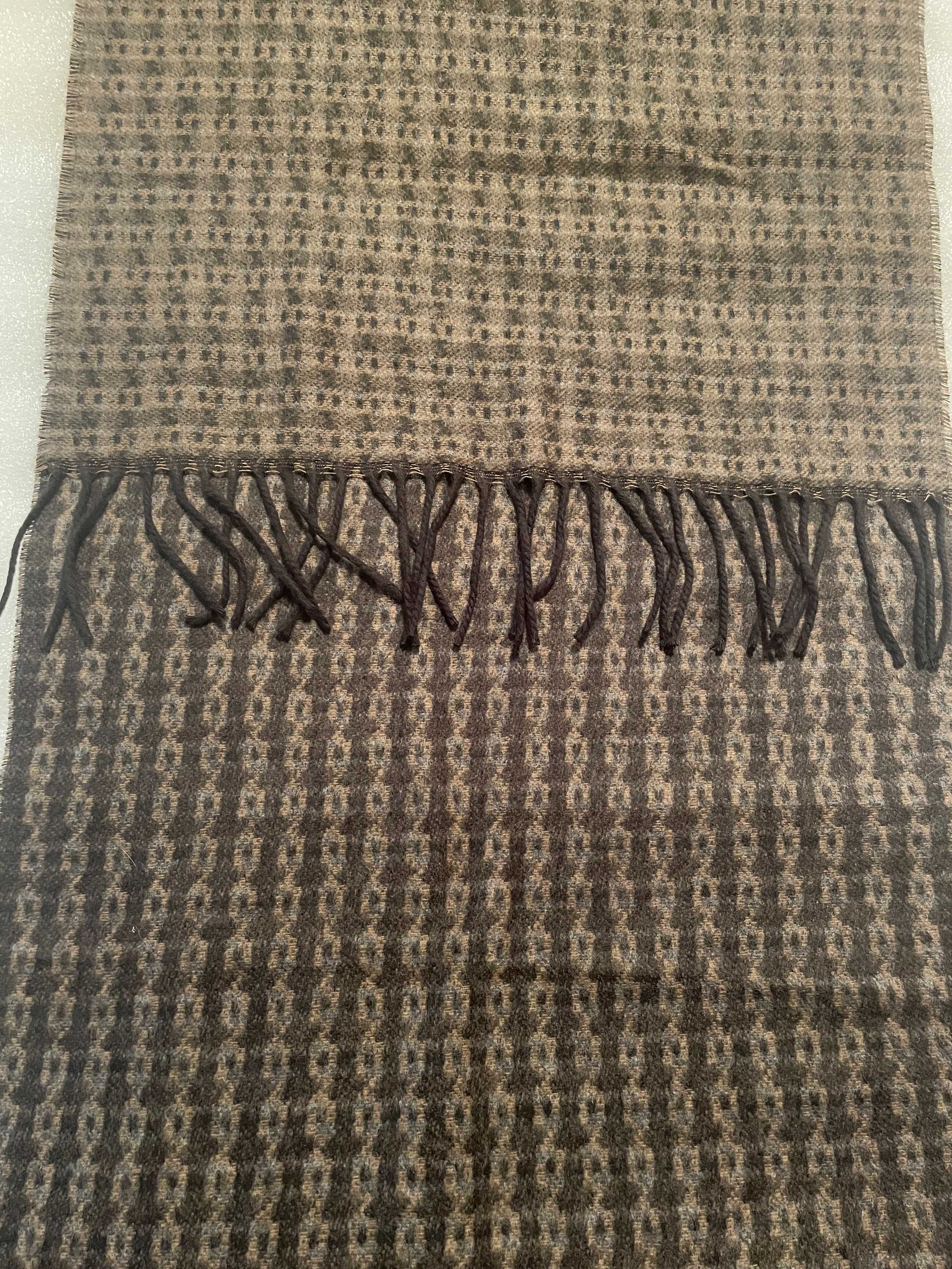 Klasyczny, elegancki męski szalik w geometryczne wzory