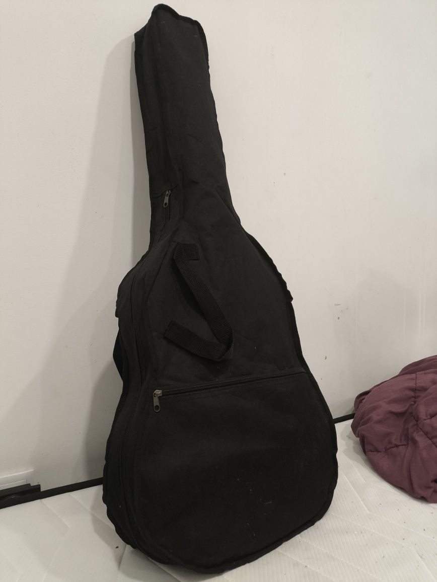 Guitarra com pestana, afinador e palhetas