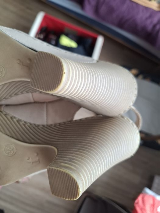 Sandały na koturnie Lasocki