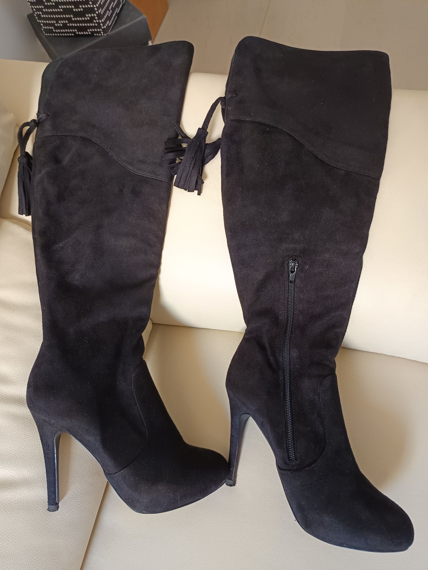 Botas da cano alto em camurça