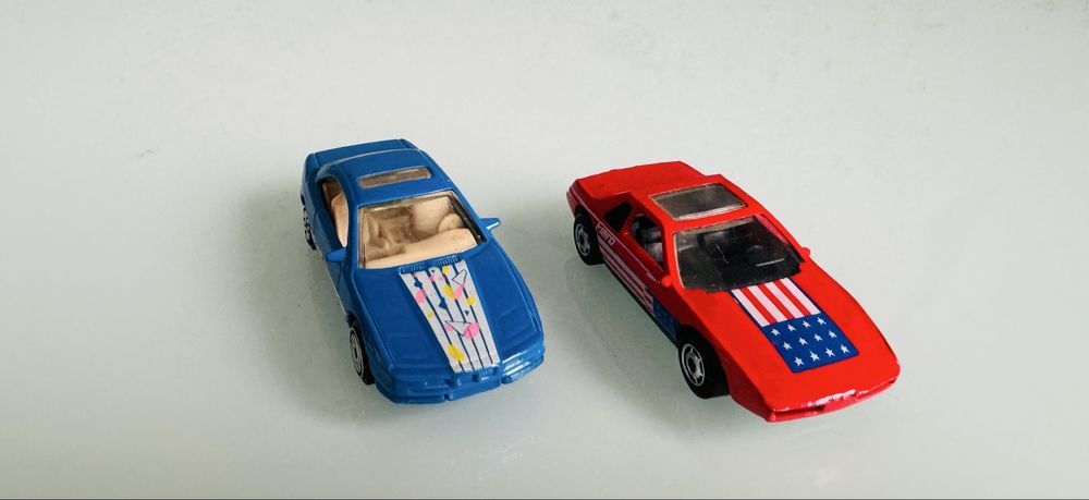 2 x Hot Wheels - zestaw resoraków BMW + Pontiac w skali jak Matchbox