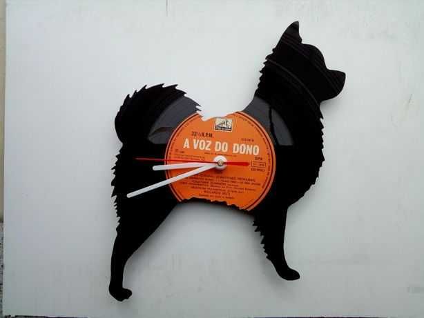 Silhueta decorativa Chihuahua feita com um disco de vinil