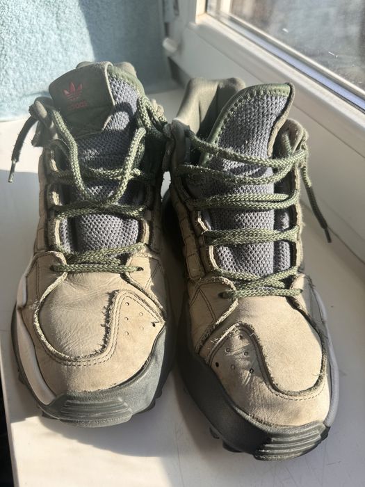 Кросівки adidas.