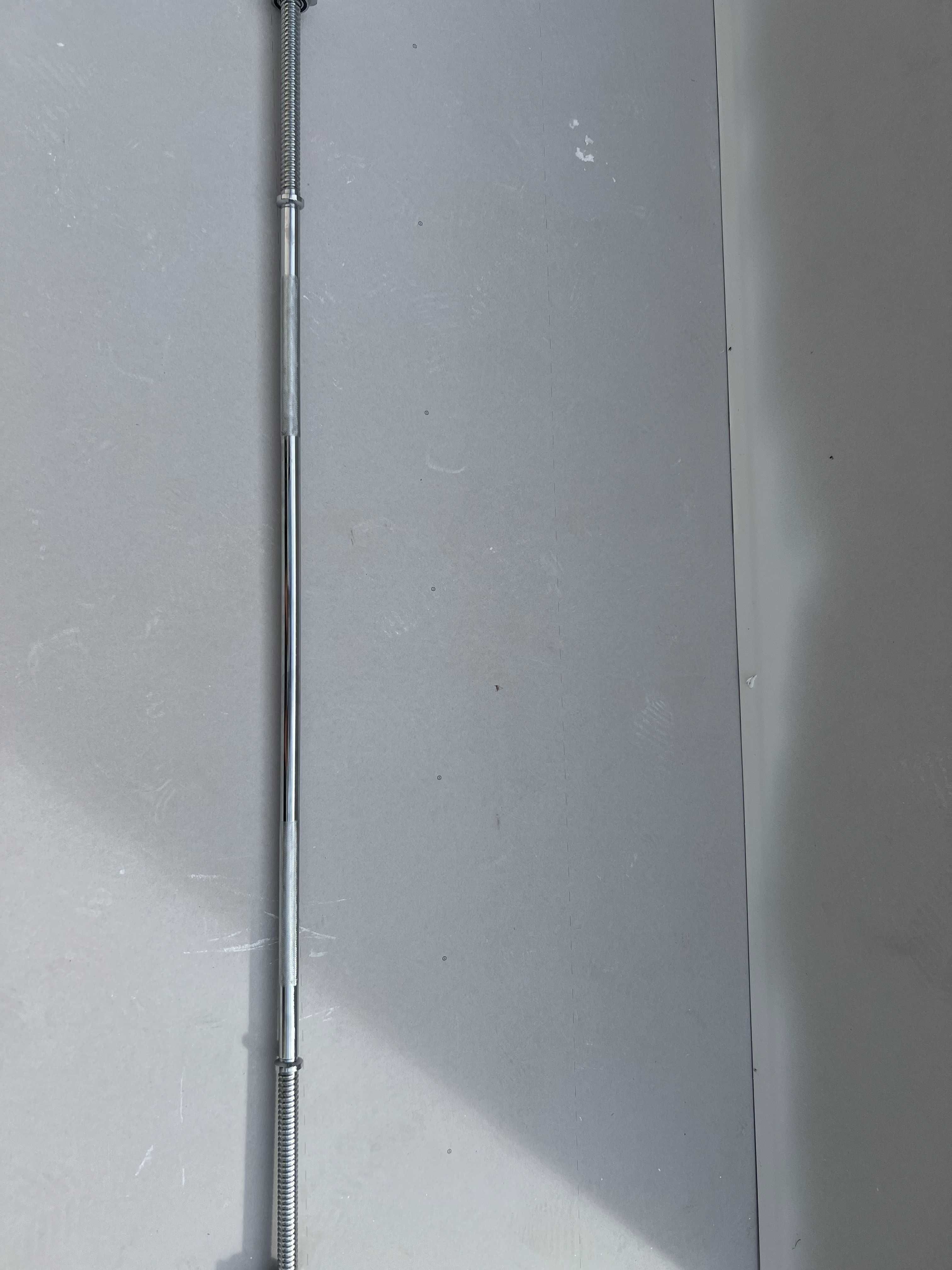 Gryf prosty do sztangi z zaciskami sprężynowymi 10 kg.
