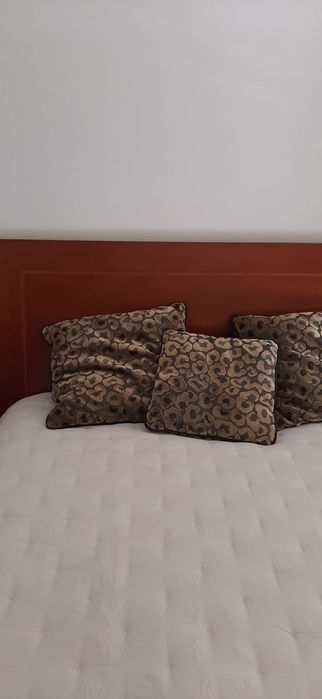 Vendo conjunto de cama com mesinhas de cabeceira.