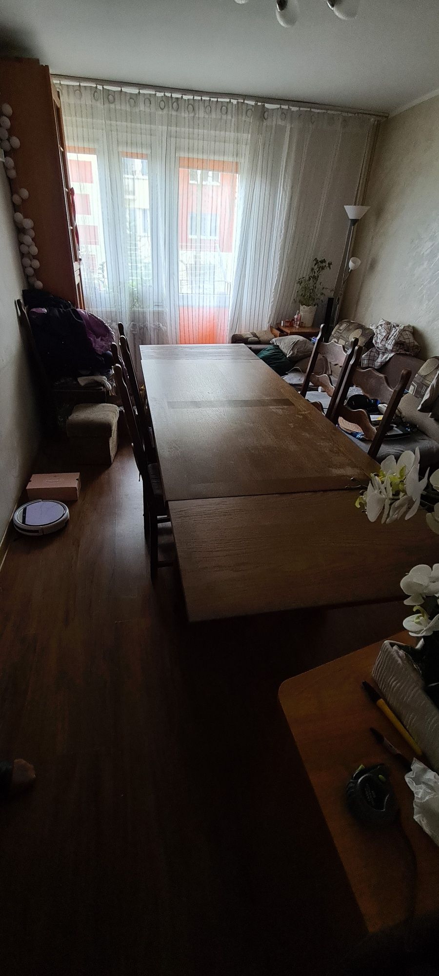 Duży stół dębowy do salonu z krzesłami