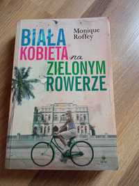 Biała kobieta na zielonym rowerze, Monique Roffey