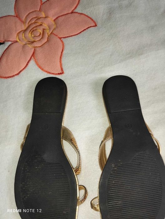 Złote klapki japonki