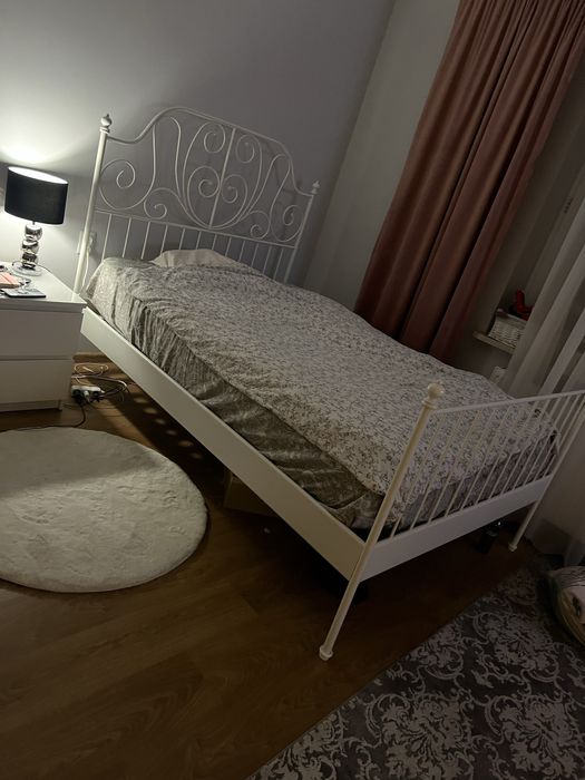 Sprzedam łóżko wraz z materacem.