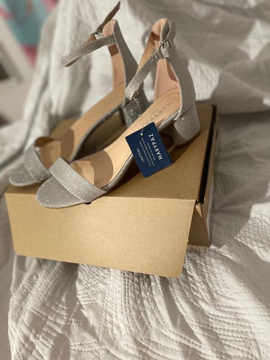 Sapatos de salto prateados