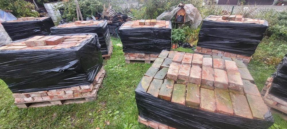 Stare cegły z rozbiórki