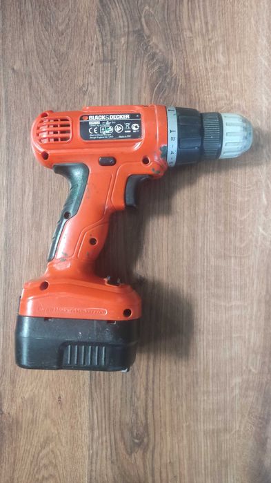 Акумуляторні шуруповерти Black & Decker EPC12 та Світязь ШН 1812