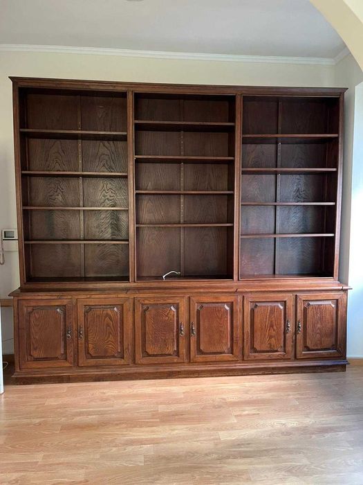 Móvel antigo de madeira maciça