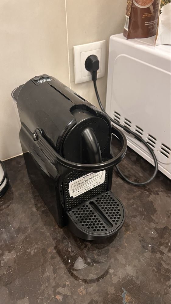 Maquina de Cafè  Nespresso Inissia, fabricada pela DeLonghi.