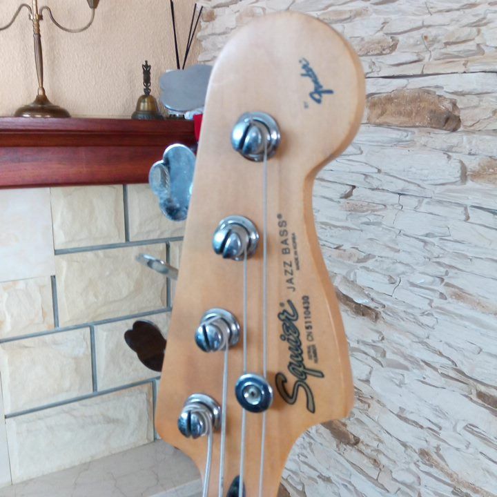 Squaier dy Fender Jazz Bass