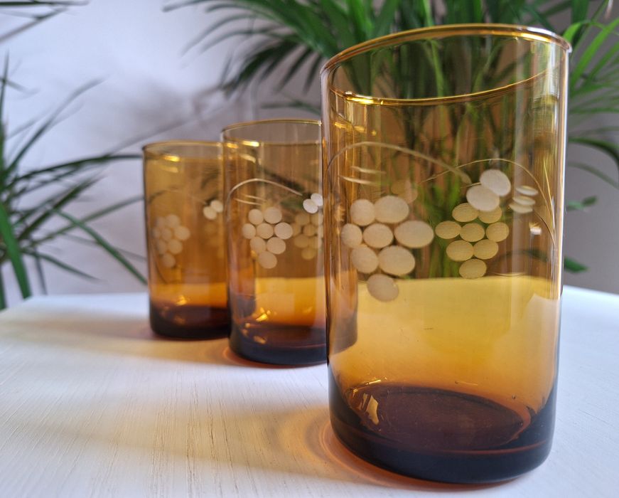 Szklanki 3 szt z bursztynowego szkła PRL