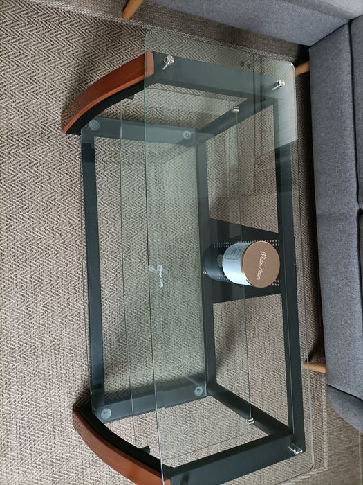 Szklany stolik pod telewizor