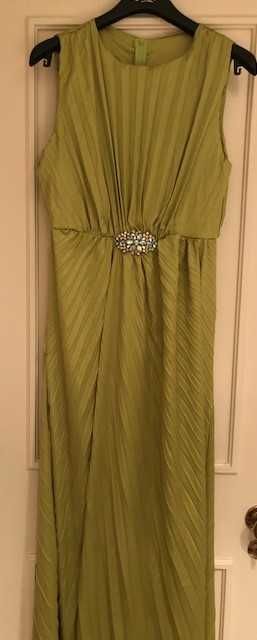 Elegante vestido comprido verde lima com leve plissado