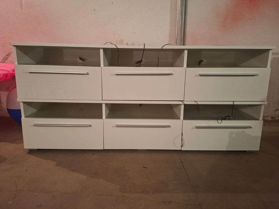 Szafka RTV biała podswietlana