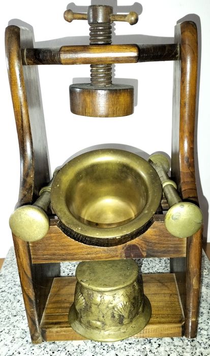 Almofarizes Antigos 2 com Estrutura em Madeira