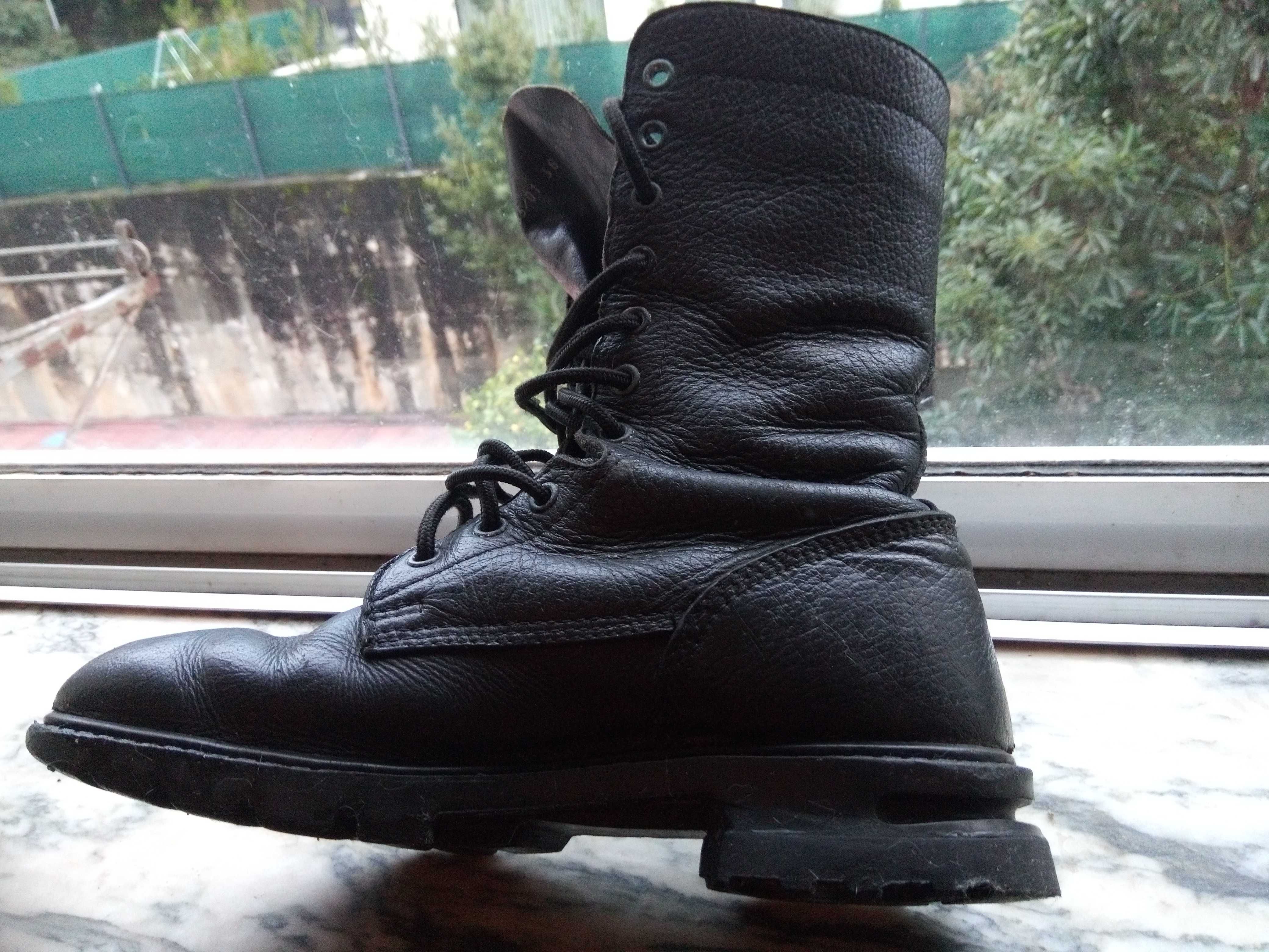 Botas de couro no interior e exterior.