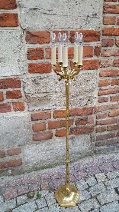 Piękna mosiężna lampa podłogowa