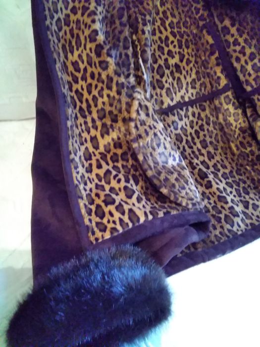 Casado curto de senhora em pele com punhos e gola de pelo