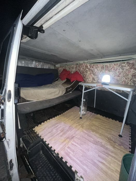 Carrinha montada com cama messa para moradia