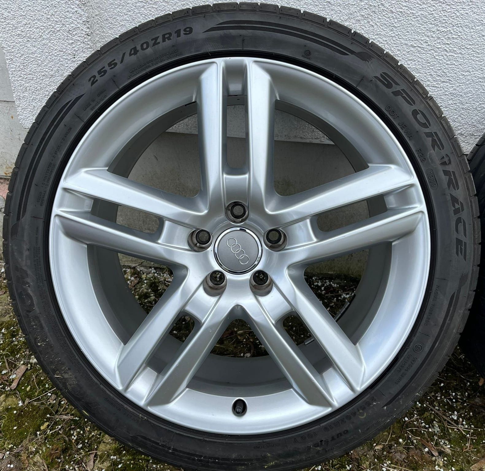 Felgi aluminiowe z oponami letnimi do Audi z rozstawem śrub 5x112. Kom