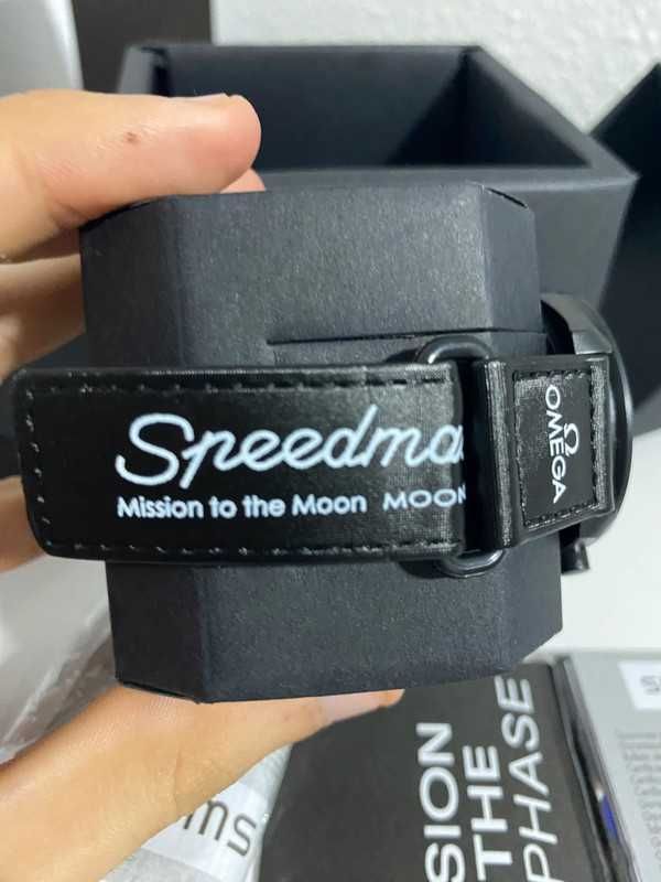 Omega x Swatch Snoopy Lune Noire: Détails du design sombre
